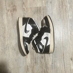 Black and white Nike Air Jordan 1 high leather trainers